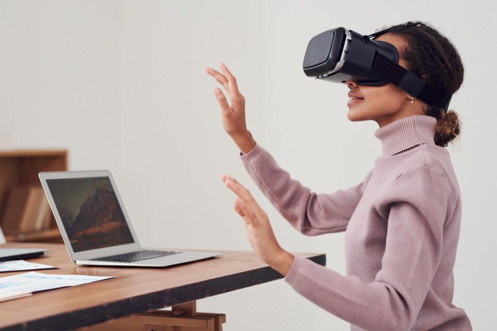 Eine Frau probiert VR-Technik aus