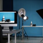 Aufnahme von Herrenschuhen und Gürtel zur Produktwerbung im Fotostudio, Fokus auf PC-Bildschirm