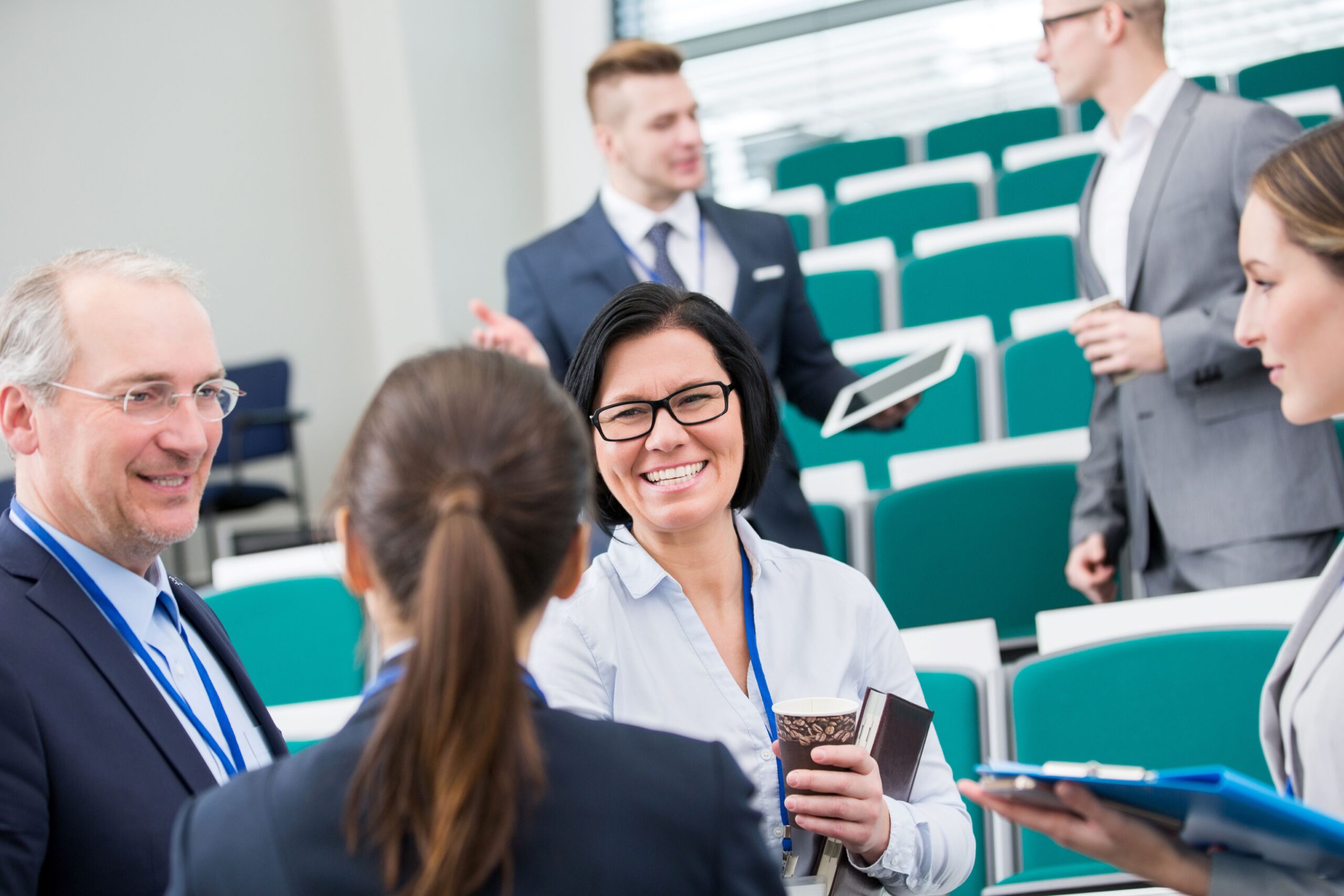 Personen bei einem Networking-Event in einem Konferenzraum