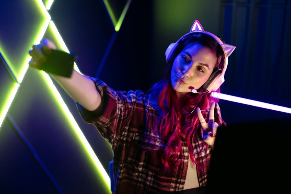 Streamerin mit LED-Headset macht Selfie vor Kamera – gepflegter Look durch schnelle Routine und laserhaarentfernung dauerhaft für sichtbare Zonen
