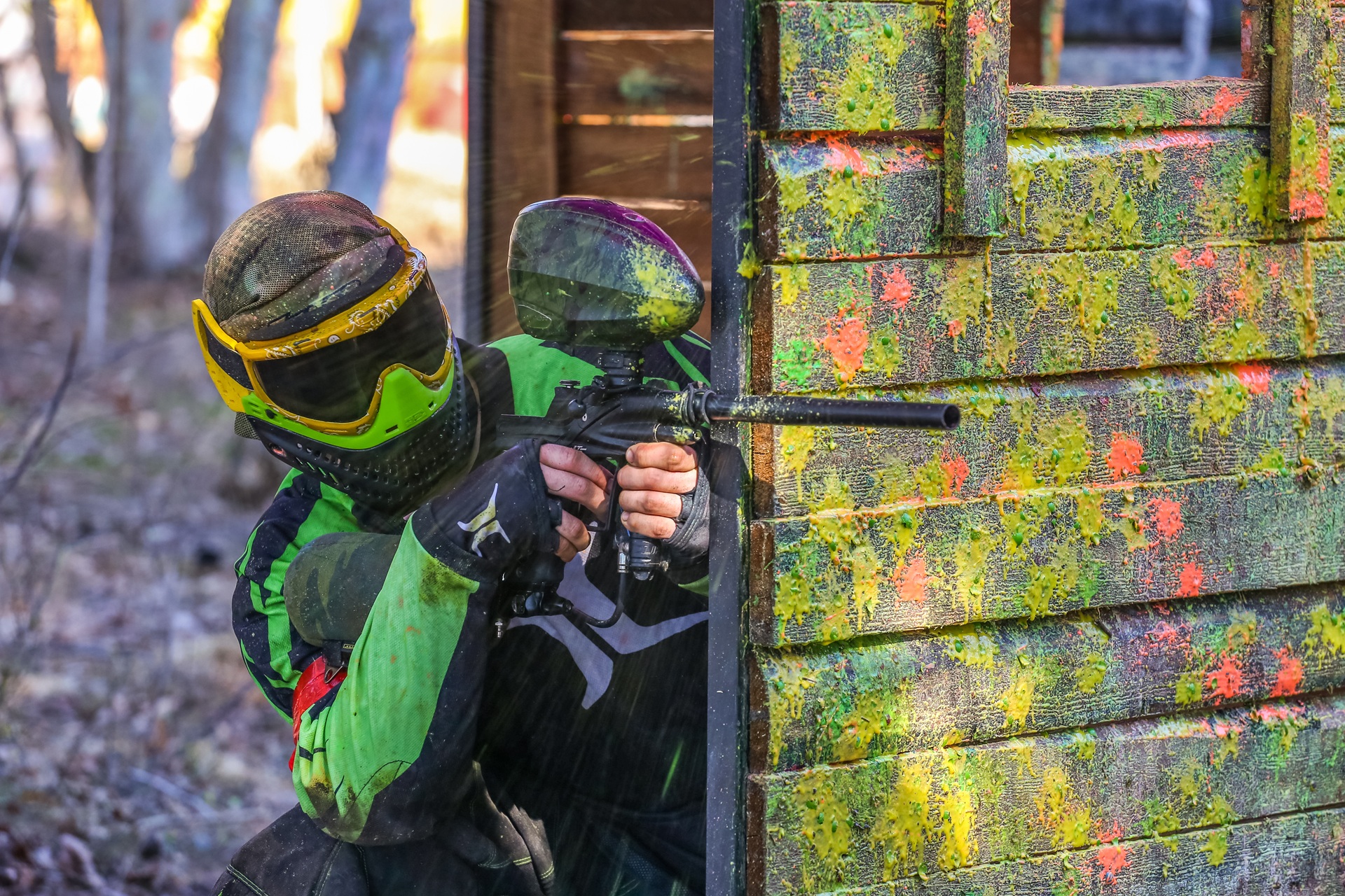 Paintball-Spieler zielt hinter Deckung | EMF200