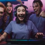 Gamer-Team jubelt gemeinsam vor dem PC | Stuttgart Escort