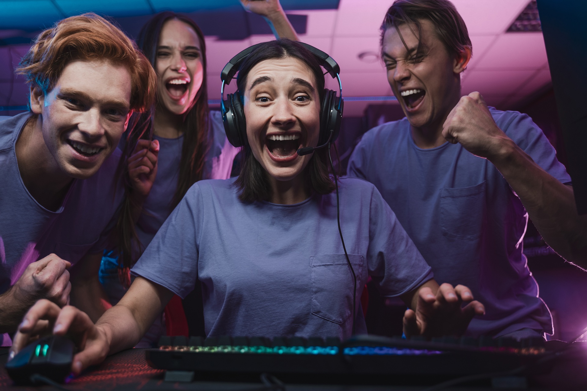 Gamer-Team jubelt gemeinsam vor dem PC | Stuttgart Escort