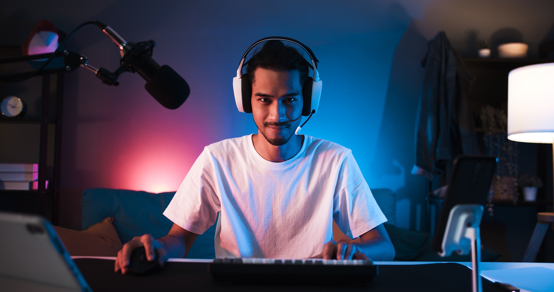 Gamer streamt mit Headset am PC | Stuttgart Escort