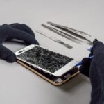 Handy Reparatur Salzburg: defektes Smartphone Display wird geöffnet und repariert