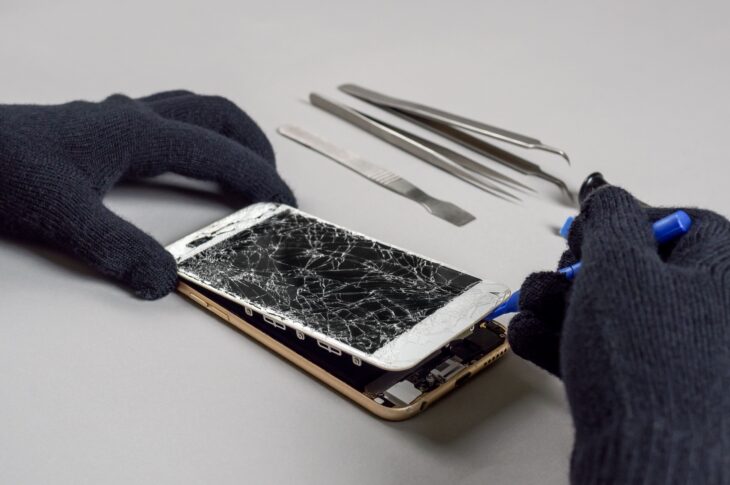 Handy Reparatur Salzburg: defektes Smartphone Display wird geöffnet und repariert