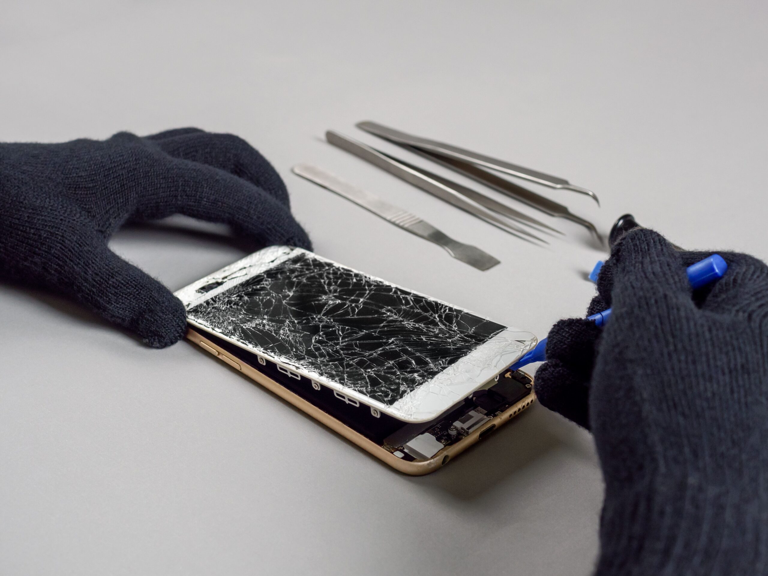 Handy Reparatur Salzburg: defektes Smartphone Display wird geöffnet und repariert